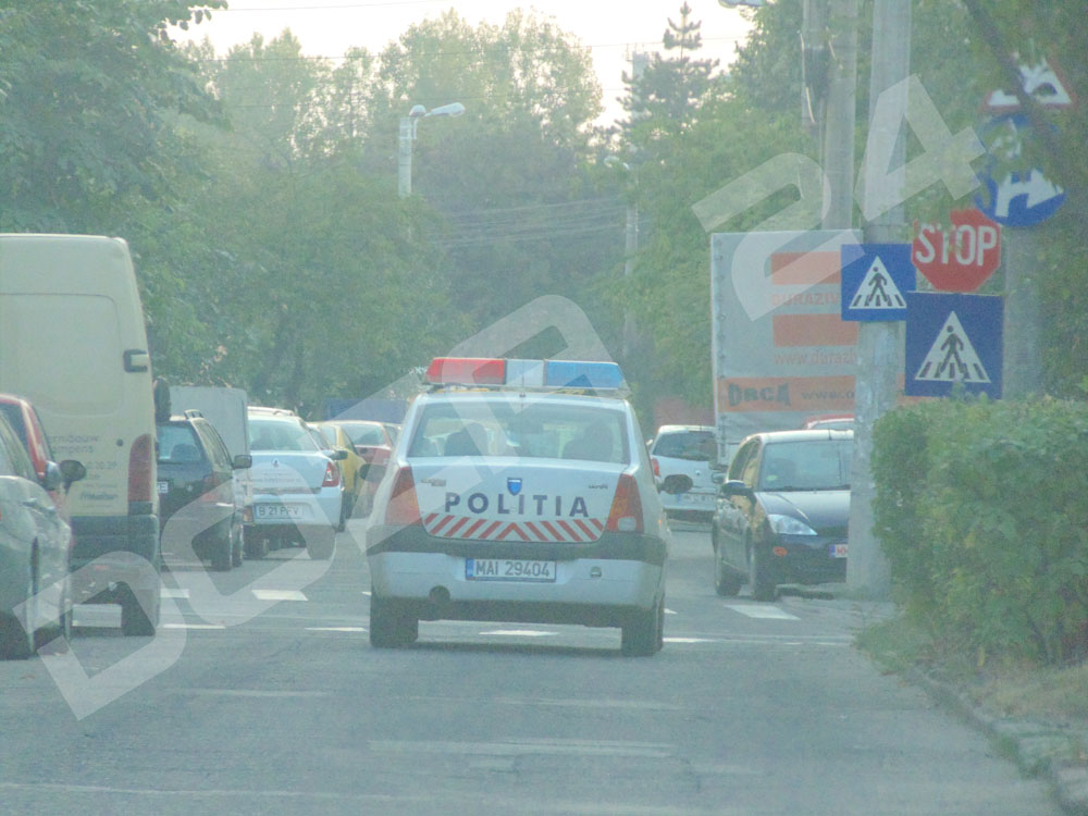 TRECERE DE PIETONI CU POLITIE